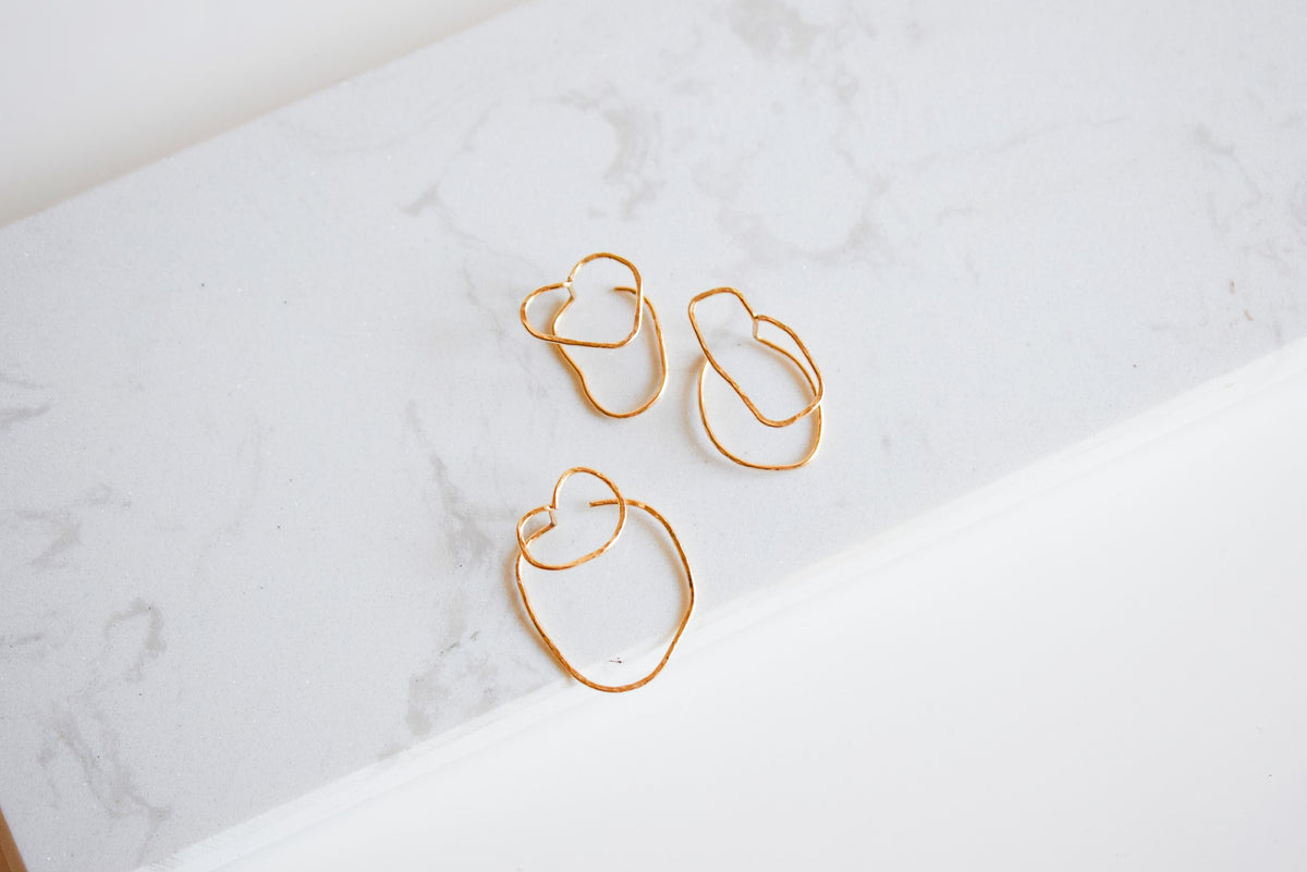 Boucles d'oreilles asymétriques martelées en gold filled 14k à l'unité