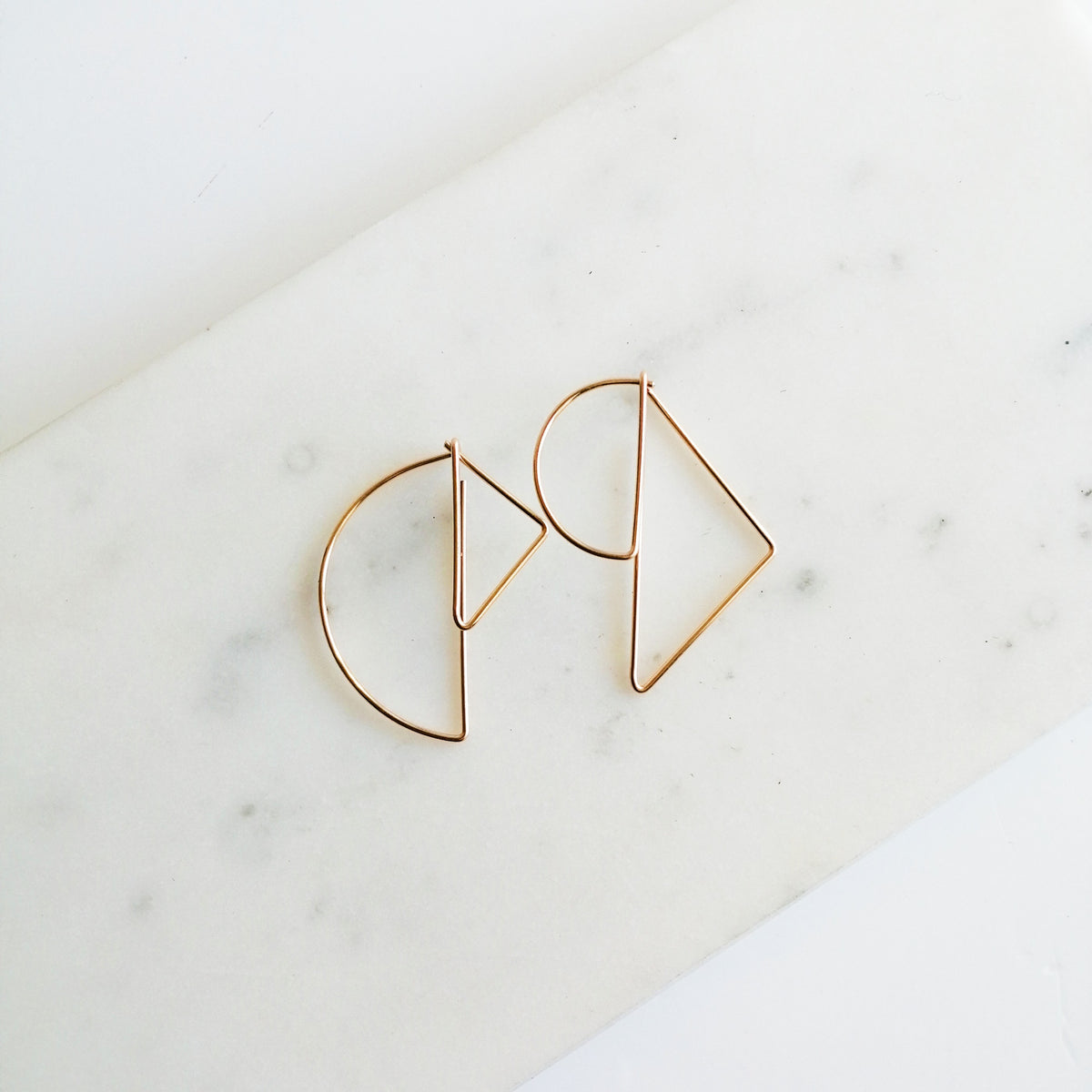 Boucles d'oreilles asymétriques architecturales géométriques Léia