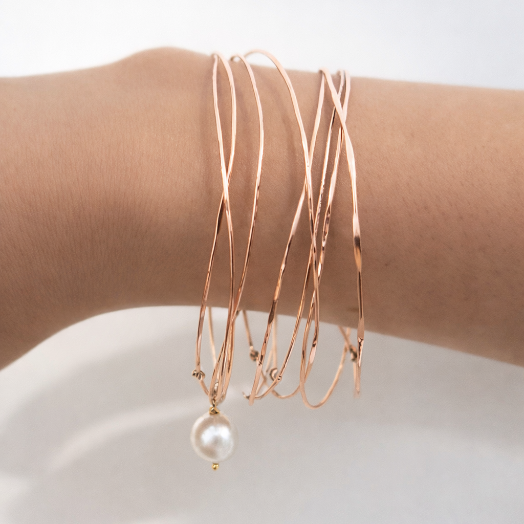 Bracelet jonc fin semainier texturé avec pendant