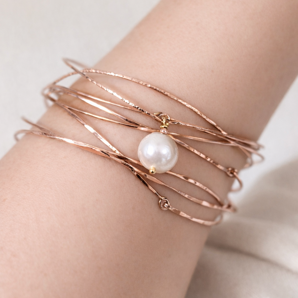 Bracelet jonc fin semainier texturé avec pendant
