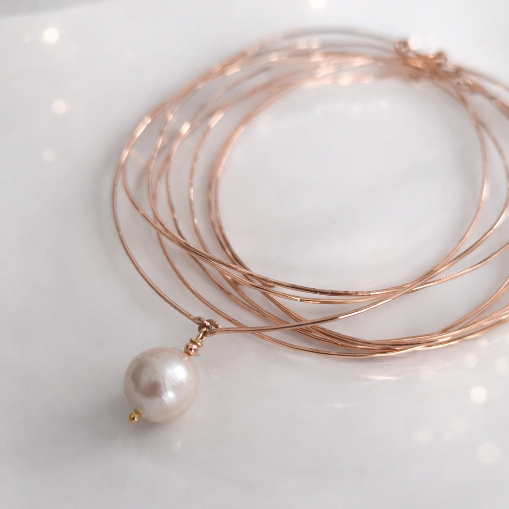 Bracelet jonc fin semainier texturé avec pendant